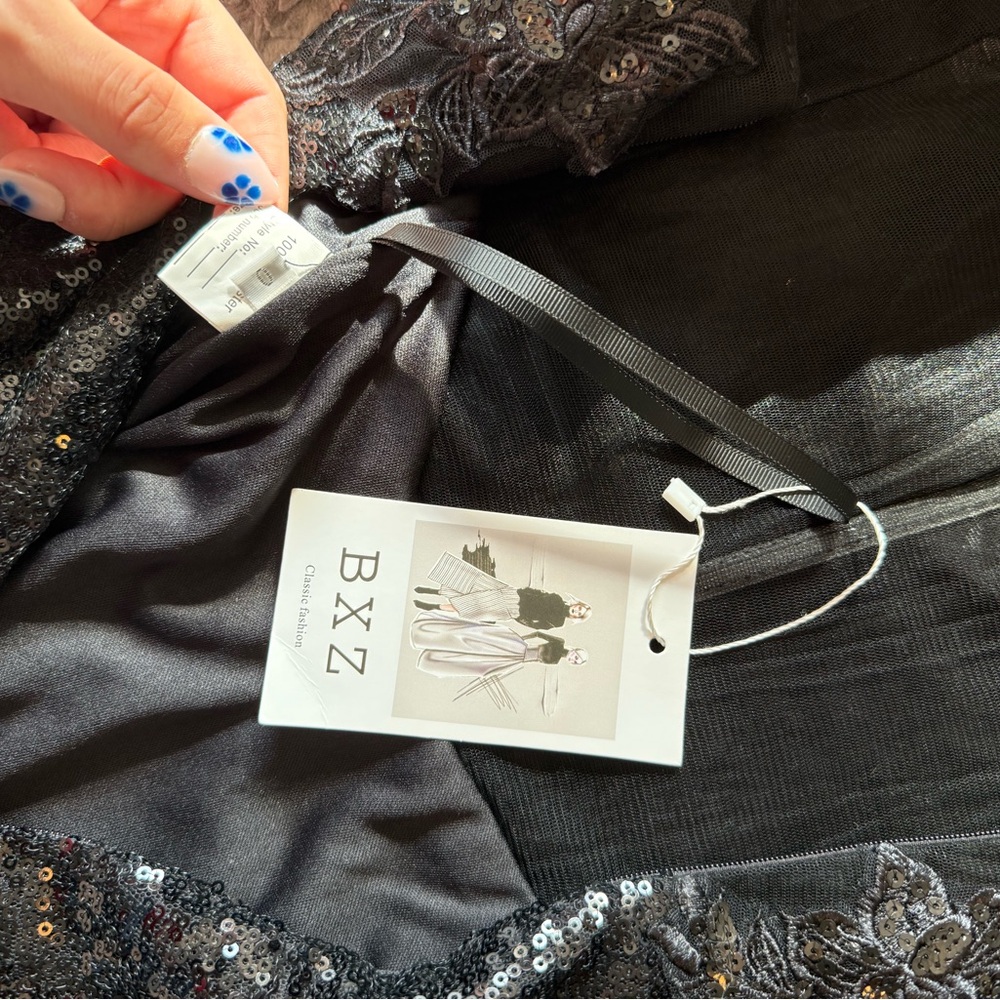 Elegant Black Sequin Dress - Picture 3 of 3
